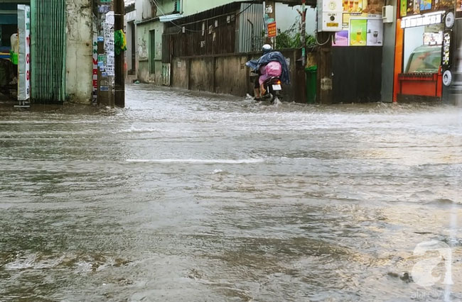 Bão số 9 suy yếu nhưng vẫn hoành hành Sài Gòn gây giông lốc, người miền Tây mòn mỏi trú bão chưa dám về nhà