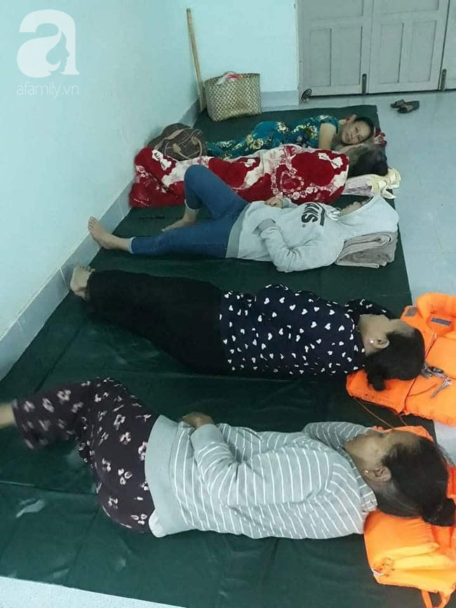 Bão số 9 suy yếu nhưng vẫn hoành hành Sài Gòn gây giông lốc, người miền Tây mòn mỏi trú bão chưa dám về nhà