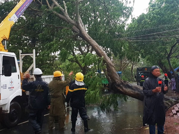 Bão số 9 suy yếu nhưng vẫn hoành hành Sài Gòn gây giông lốc, người miền Tây mòn mỏi trú bão chưa dám về nhà