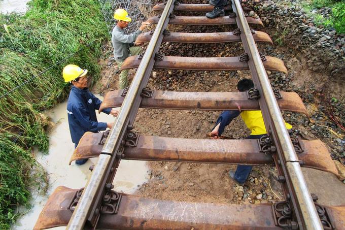 Hàng loạt cây xanh bị quật ngã, nhà tốc mái khi bão Usagi đổ bộ