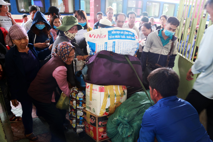 Hàng loạt cây xanh bị quật ngã, nhà tốc mái khi bão Usagi đổ bộ