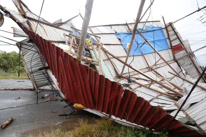 Hàng loạt cây xanh bị quật ngã, nhà tốc mái khi bão Usagi đổ bộ