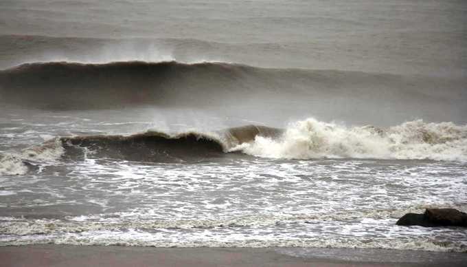 Hàng loạt cây xanh bị quật ngã, nhà tốc mái khi bão Usagi đổ bộ