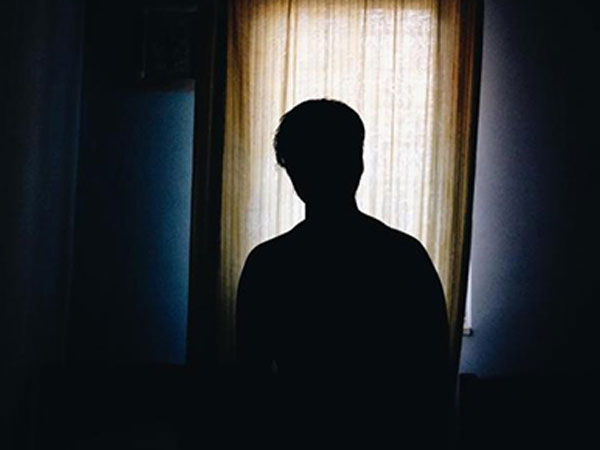 Con trai bị bố ép làm chuyện đồi trụy để chữa bệnh đồng tính