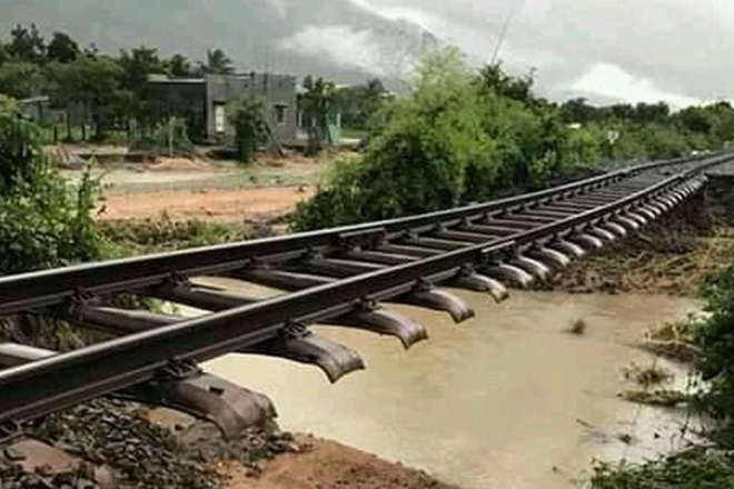 Những hình ảnh tàn phá của bão số 9: Xe máy nằm ngổn ngang, đường ray treo lơ lửng