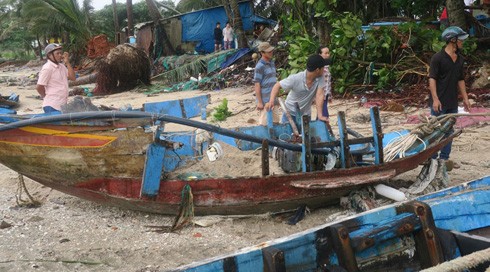 Những hình ảnh tàn phá của bão số 9: Xe máy nằm ngổn ngang, đường ray treo lơ lửng