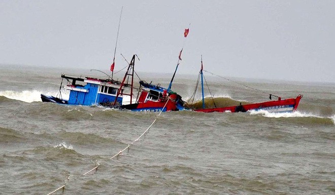Những hình ảnh tàn phá của bão số 9: Xe máy nằm ngổn ngang, đường ray treo lơ lửng