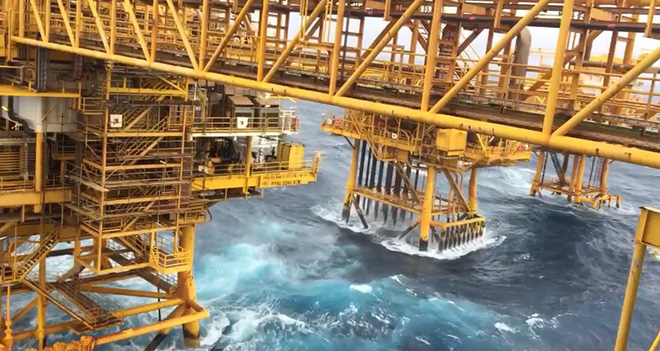 Những hình ảnh tàn phá của bão số 9: Xe máy nằm ngổn ngang, đường ray treo lơ lửng