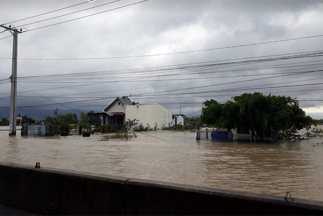 Những hình ảnh tàn phá của bão số 9: Xe máy nằm ngổn ngang, đường ray treo lơ lửng