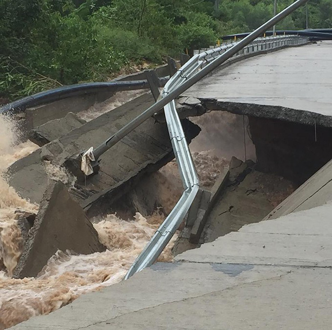 Những hình ảnh tàn phá của bão số 9: Xe máy nằm ngổn ngang, đường ray treo lơ lửng