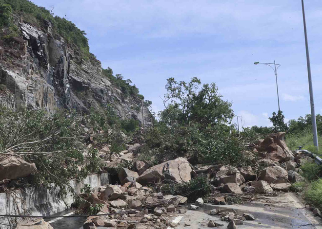 Những hình ảnh tàn phá của bão số 9: Xe máy nằm ngổn ngang, đường ray treo lơ lửng