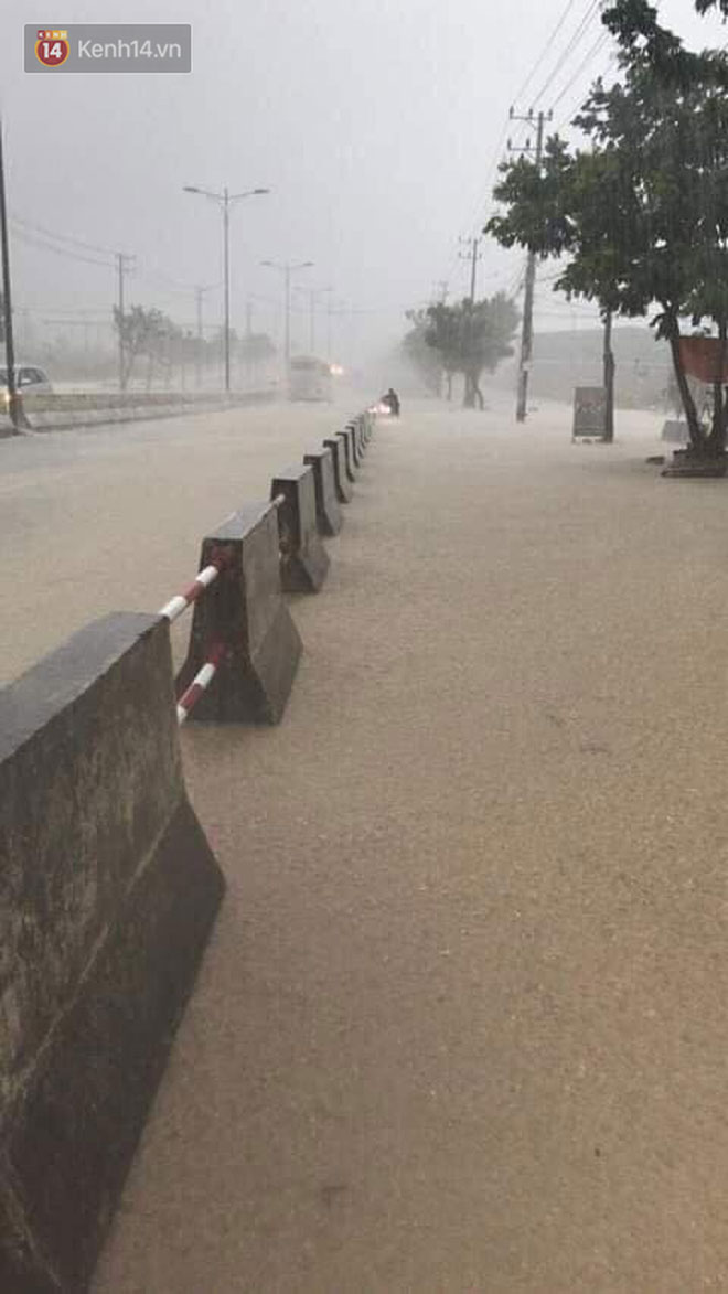 Nha Trang ngập sâu trong biển nước, sạt lở kinh hoàng trong cơn bão số 9