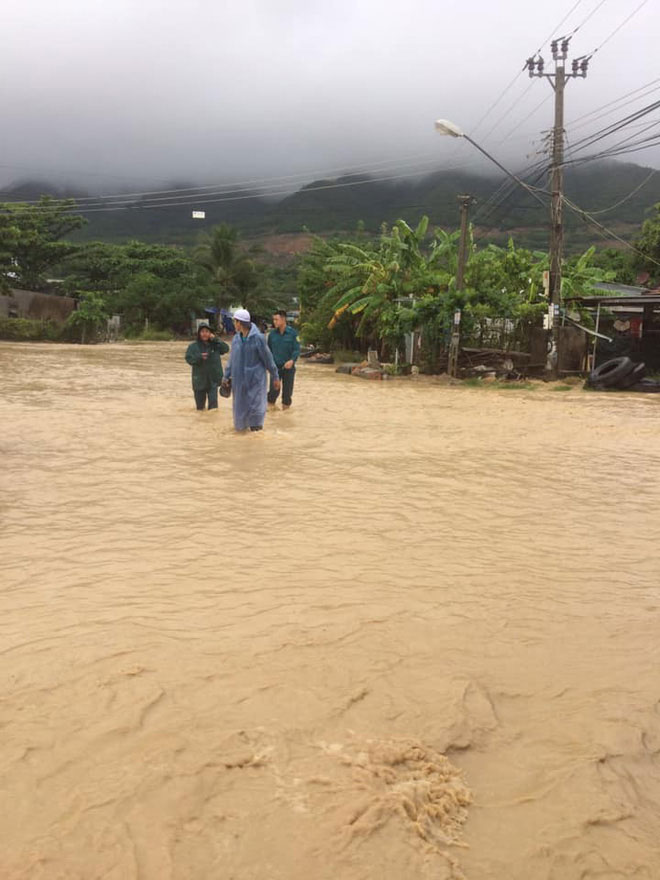 Nha Trang ngập sâu trong biển nước, sạt lở kinh hoàng trong cơn bão số 9