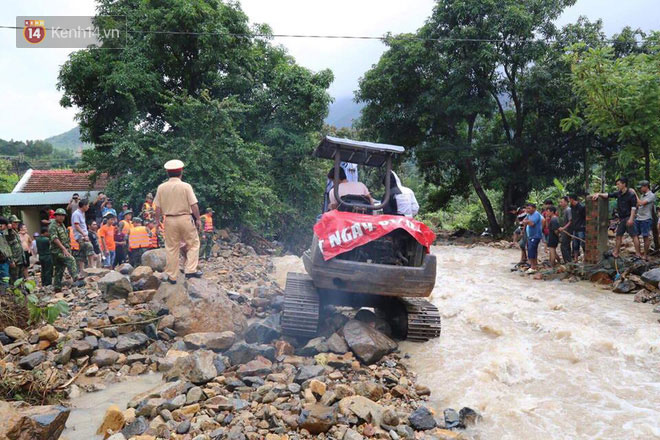 Nha Trang ngập sâu trong biển nước, sạt lở kinh hoàng trong cơn bão số 9