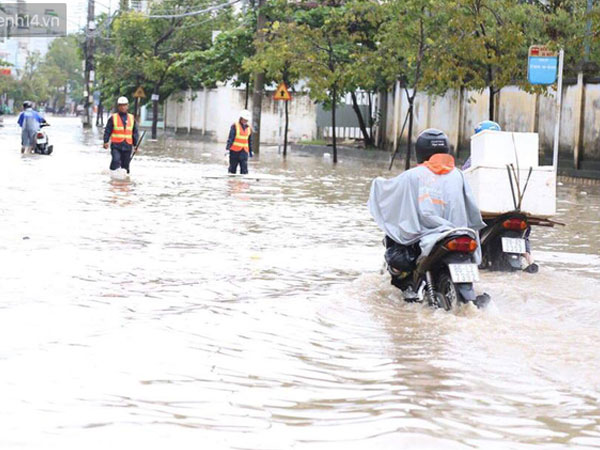 Nha Trang ngập sâu trong biển nước, sạt lở kinh hoàng trong cơn bão số 9