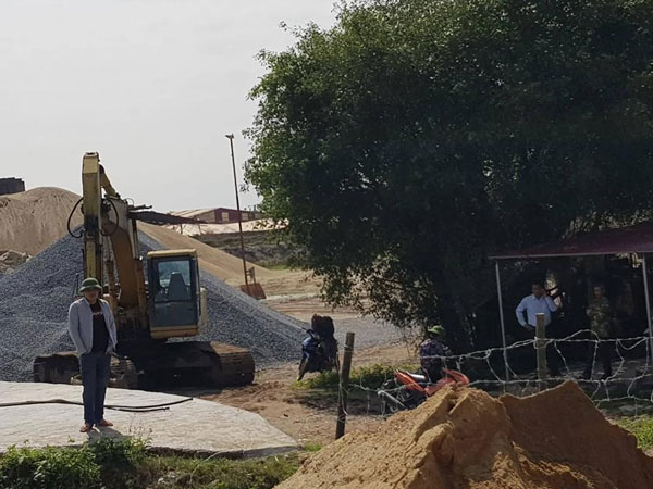 Vụ nữ GĐ quỳ lạy: Cẩu container, giải tán toán giang hồ đất Cảng