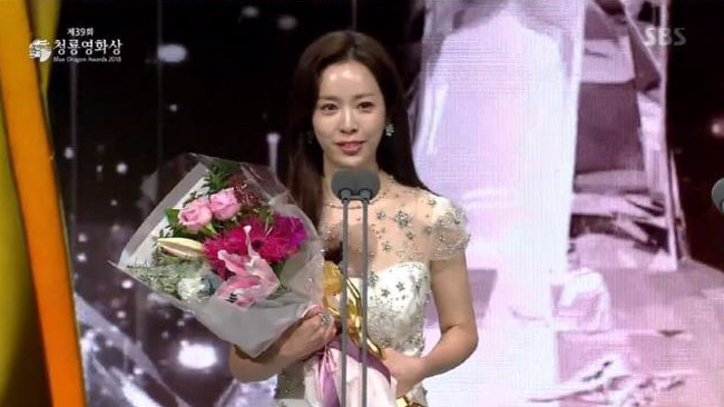 Ngọc nữ Han Ji Min ẵm trọn danh hiệu Ảnh Hậu tại Giải Rồng Xanh 2018