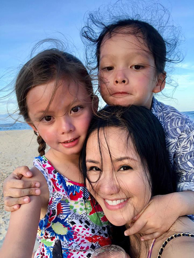 Hồng Nhung bất ngờ tiết lộ hai con phải điều trị tâm lý khi nhìn thấy ảnh bố hạnh phúc bên người phụ nữ khác Hồng Nhung bất ngờ tiết lộ hai con phải điều trị tâm lý khi nhìn thấy ảnh bố hạnh phúc bên người phụ nữ khác