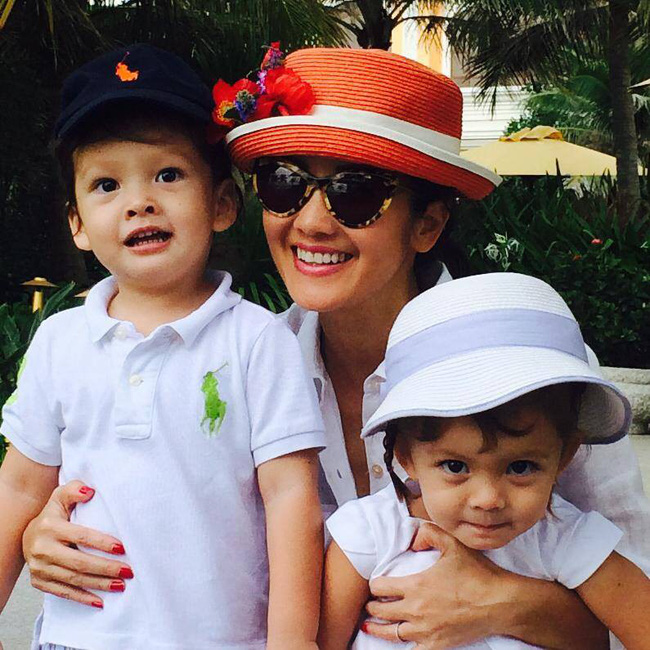 Hồng Nhung bất ngờ tiết lộ hai con phải điều trị tâm lý khi nhìn thấy ảnh bố hạnh phúc bên người phụ nữ khác Hồng Nhung bất ngờ tiết lộ hai con phải điều trị tâm lý khi nhìn thấy ảnh bố hạnh phúc bên người phụ nữ khác