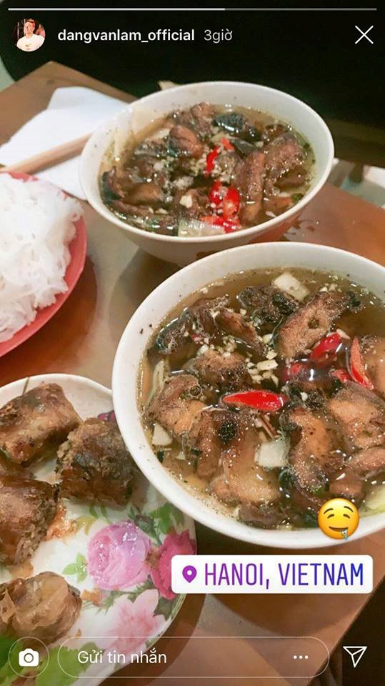 Thủ môn Lâm Tây và bạn gái tin đồn đăng ảnh ăn bún chả trên Instagram