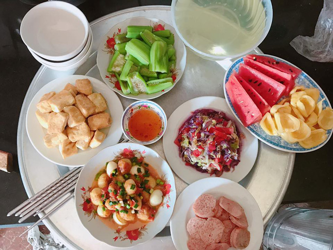 Tăng xin giảm mua, mẹ trẻ chỉ tốn 10k cho mâm cơm 6 món, vẫn còn có thêm đĩa mít và dưa hấu tráng miệng