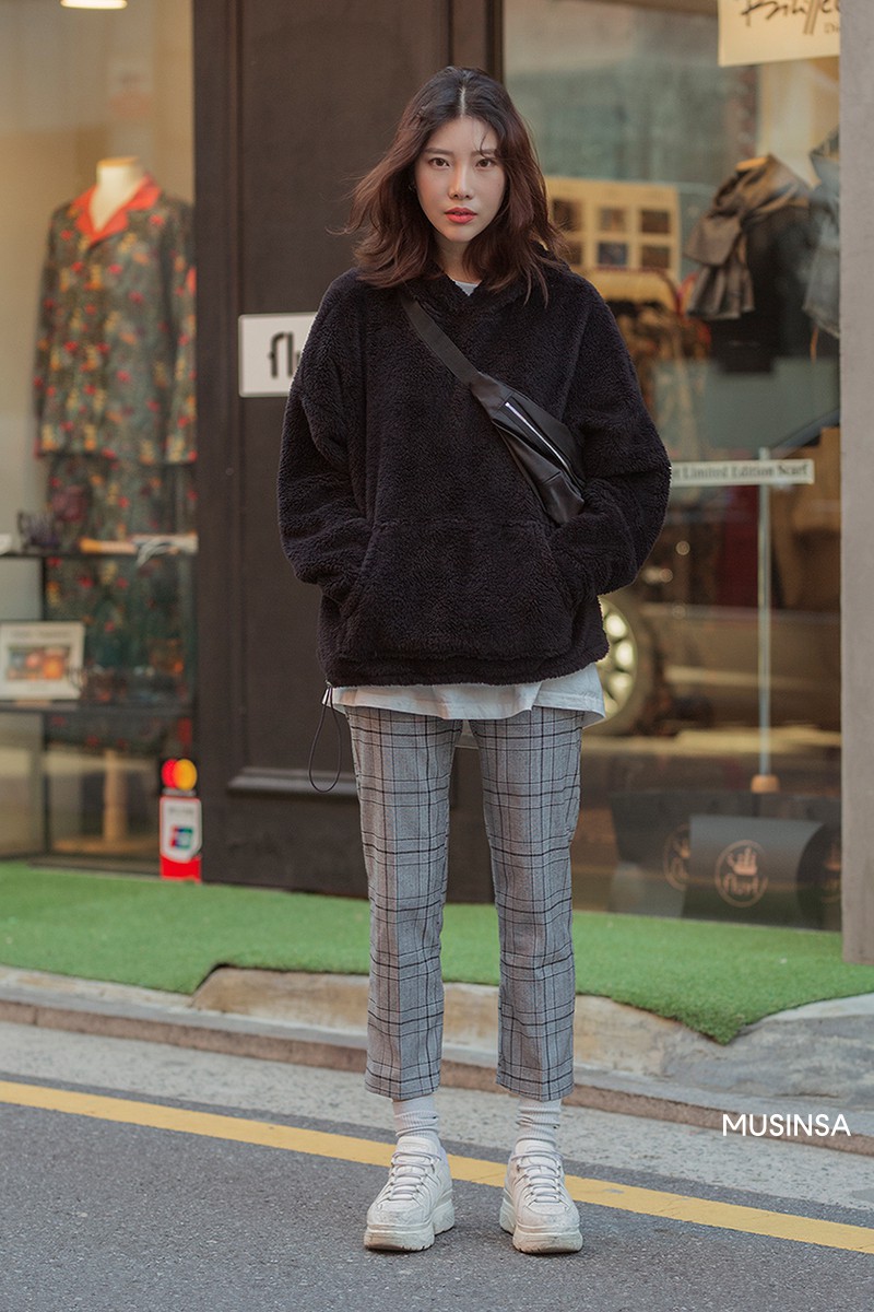 Street style giới trẻ Hàn tuần qua chính là từ điển lên đồ chuẩn cho những nàng thích kiểu mì ăn liền