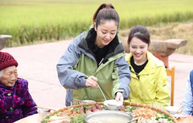 Làm từ thiện, Triệu Vy bị soi đi giày hiệu đắt gấp 10 lần giày của Lâm Tâm Như