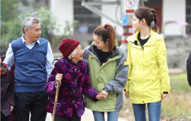 Làm từ thiện, Triệu Vy bị soi đi giày hiệu đắt gấp 10 lần giày của Lâm Tâm Như