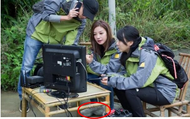 Làm từ thiện, Triệu Vy bị soi đi giày hiệu đắt gấp 10 lần giày của Lâm Tâm Như