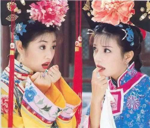 Làm từ thiện, Triệu Vy bị soi đi giày hiệu đắt gấp 10 lần giày của Lâm Tâm Như