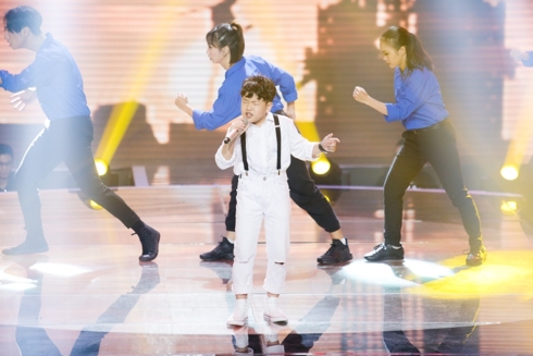 Giọng hát Việt nhí: Vũ Cát Tường rơi lệ khi bé 7 tuổi vào top nguy hiểm