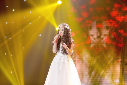 Giọng hát Việt nhí: Vũ Cát Tường rơi lệ khi bé 7 tuổi vào top nguy hiểm