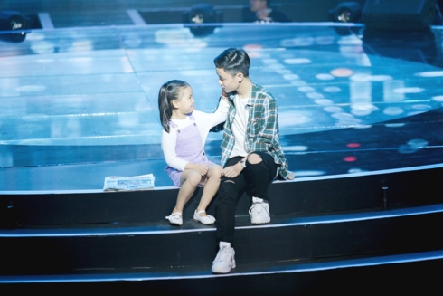 Giọng hát Việt nhí: Vũ Cát Tường rơi lệ khi bé 7 tuổi vào top nguy hiểm