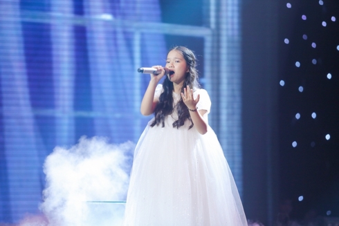 Giọng hát Việt nhí: Vũ Cát Tường rơi lệ khi bé 7 tuổi vào top nguy hiểm