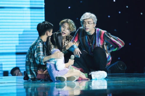 Giọng hát Việt nhí: Vũ Cát Tường rơi lệ khi bé 7 tuổi vào top nguy hiểm