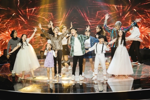 Giọng hát Việt nhí: Vũ Cát Tường rơi lệ khi bé 7 tuổi vào top nguy hiểm