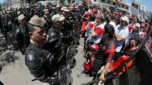 Chung kết lượt về Copa Libertadores bị hoãn lần hai vì bạo lực