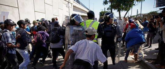 Mỹ đóng cửa biên giới với Mexico vì người di cư quá khích