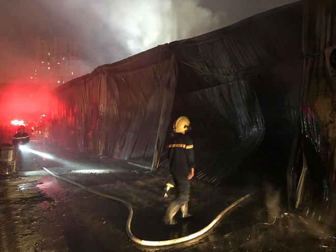 Xưởng bảo dưỡng ôtô cháy ngùn ngụt trong đêm