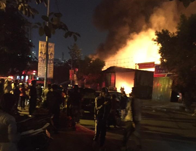 Xưởng bảo dưỡng ôtô cháy ngùn ngụt trong đêm