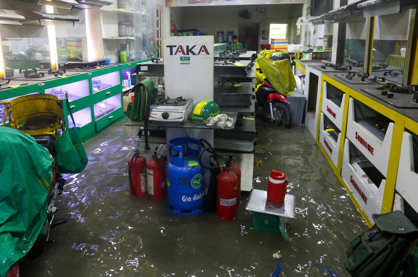 Video ảnh: Người Sài Gòn vật lộn trong mưa lớn suốt đêm