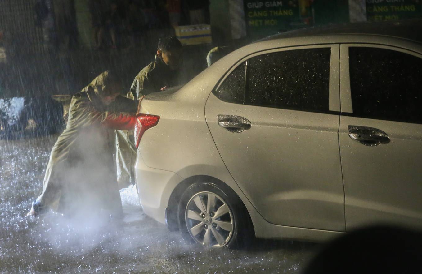 Video ảnh: Người Sài Gòn vật lộn trong mưa lớn suốt đêm