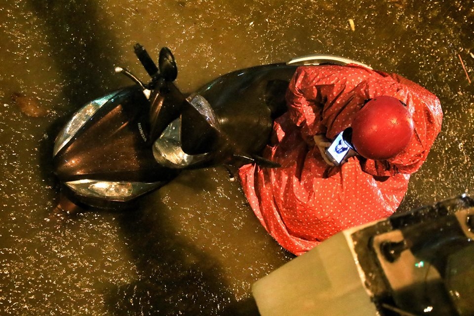 Video ảnh: Người Sài Gòn vật lộn trong mưa lớn suốt đêm