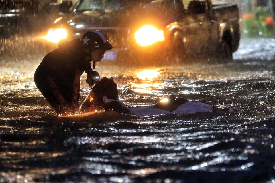 Video ảnh: Người Sài Gòn vật lộn trong mưa lớn suốt đêm