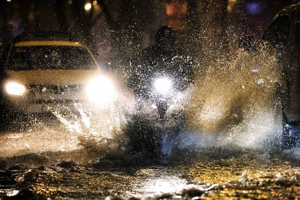 Video ảnh: Người Sài Gòn vật lộn trong mưa lớn suốt đêm