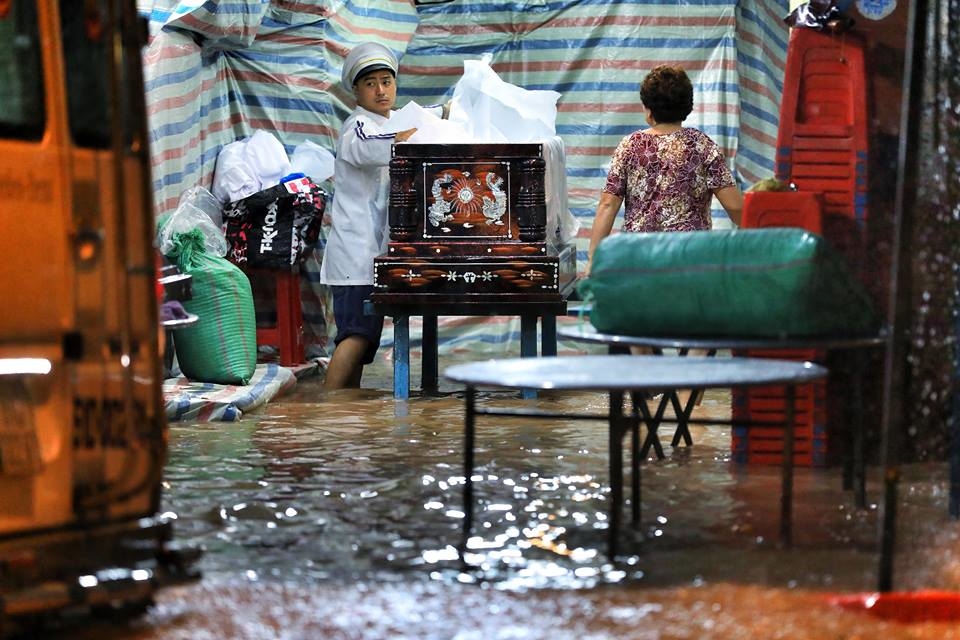 Video ảnh: Người Sài Gòn vật lộn trong mưa lớn suốt đêm