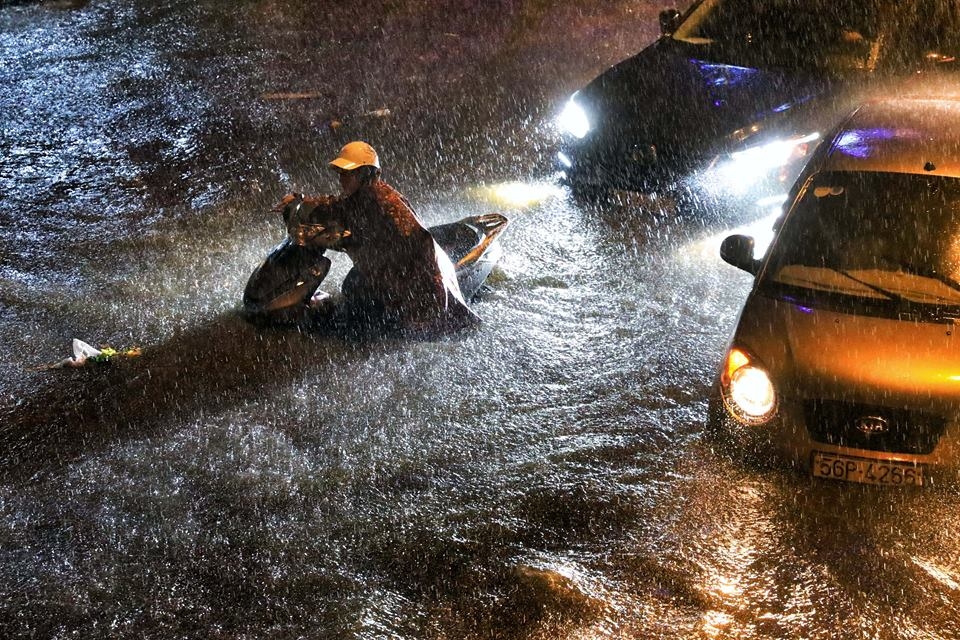 Video ảnh: Người Sài Gòn vật lộn trong mưa lớn suốt đêm