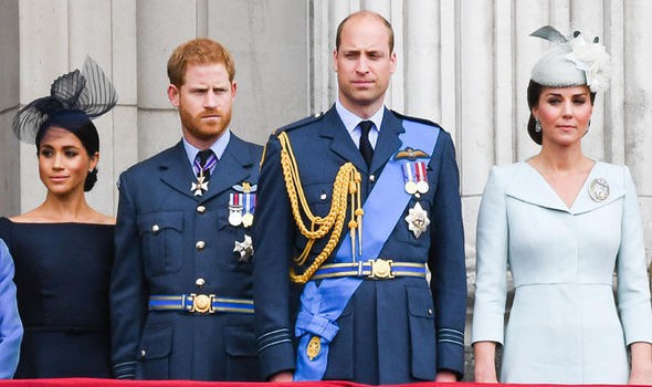 Bạn bè thân Meghan tiết lộ gây sốc về mối quan hệ cơm không lành, canh không ngọt giữa Harry và anh trai