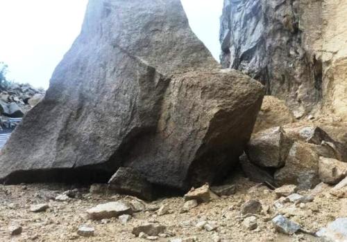 Nước lũ lên nhanh, người dân Nam Trung Bộ không kịp dời tài sản