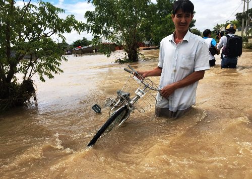 Nước lũ lên nhanh, người dân Nam Trung Bộ không kịp dời tài sản